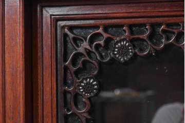和製ヴィンテージ　花梨材　花鳥彫刻と透かし彫りをふんだんにあしらった優美なサイドボード　(R-091683)