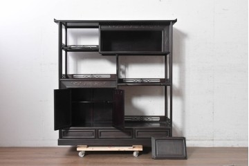 和製アンティーク　昭和初期から昭和中期　紫檀材　透かし彫りと牡丹の彫刻が趣深い茶棚　(R-091684)