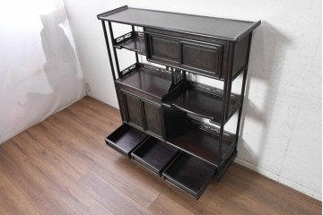 和製アンティーク　昭和初期から昭和中期　紫檀材　透かし彫りと牡丹の彫刻が趣深い茶棚　(R-091684)
