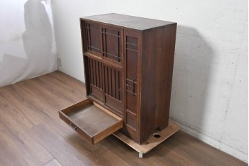 和製アンティーク　大正から昭和初期　希少な幅狭サイズ　幾何学的な扉の意匠が目を引く下駄箱　(R-091686)
