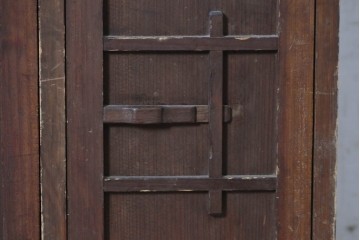 和製アンティーク　大正から昭和初期　希少な幅狭サイズ　幾何学的な扉の意匠が目を引く下駄箱　(R-091686)
