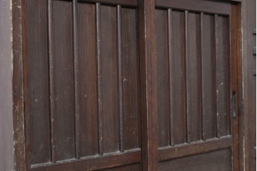 和製アンティーク　大正から昭和初期　希少な幅狭サイズ　幾何学的な扉の意匠が目を引く下駄箱　(R-091686)