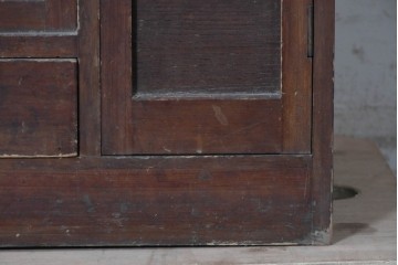 和製アンティーク　大正から昭和初期　希少な幅狭サイズ　幾何学的な扉の意匠が目を引く下駄箱　(R-091686)