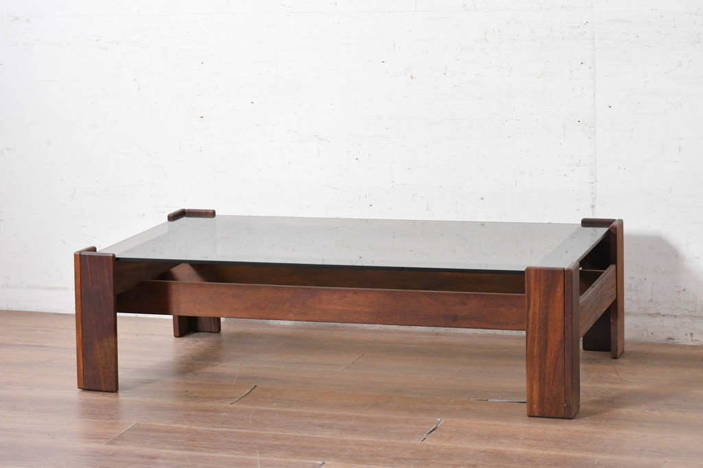 和製ヴィンテージ　北欧デザイン　チーク材　木製フレームとガラス天板が軽やかな印象を添えるセンターテーブル　(R-091688)