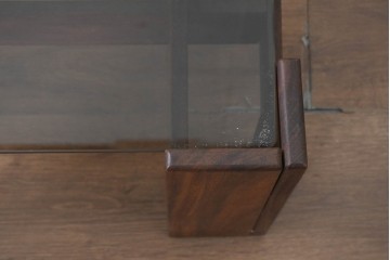 和製ヴィンテージ　北欧デザイン　チーク材　木製フレームとガラス天板が軽やかな印象を添えるセンターテーブル　(R-091688)