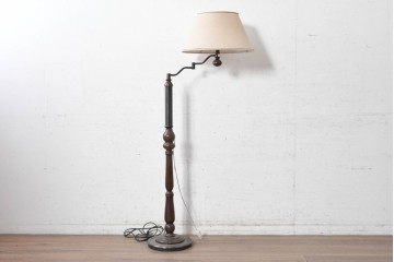 和製ヴィンテージ　希少な廃番品!!　池田製作所　ナラ材　挽物意匠の支柱と布製シェードがクラシカルなフロアライト　(R-091689)