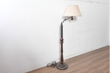 和製ヴィンテージ　希少な廃番品!!　池田製作所　ナラ材　挽物意匠の支柱と布製シェードがクラシカルなフロアライト　(R-091689)