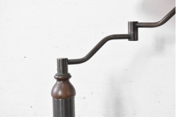 和製ヴィンテージ　希少な廃番品!!　池田製作所　ナラ材　挽物意匠の支柱と布製シェードがクラシカルなフロアライト　(R-091689)