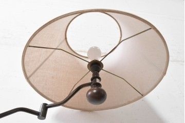 和製ヴィンテージ　希少な廃番品!!　池田製作所　ナラ材　挽物意匠の支柱と布製シェードがクラシカルなフロアライト　(R-091689)