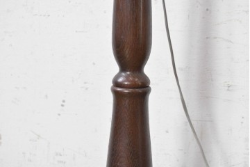 和製ヴィンテージ　希少な廃番品!!　池田製作所　ナラ材　挽物意匠の支柱と布製シェードがクラシカルなフロアライト　(R-091689)