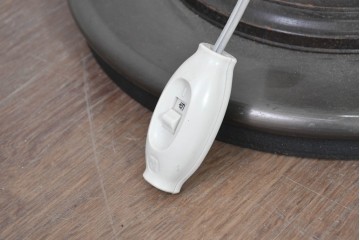 和製ヴィンテージ　希少な廃番品!!　池田製作所　ナラ材　挽物意匠の支柱と布製シェードがクラシカルなフロアライト　(R-091689)