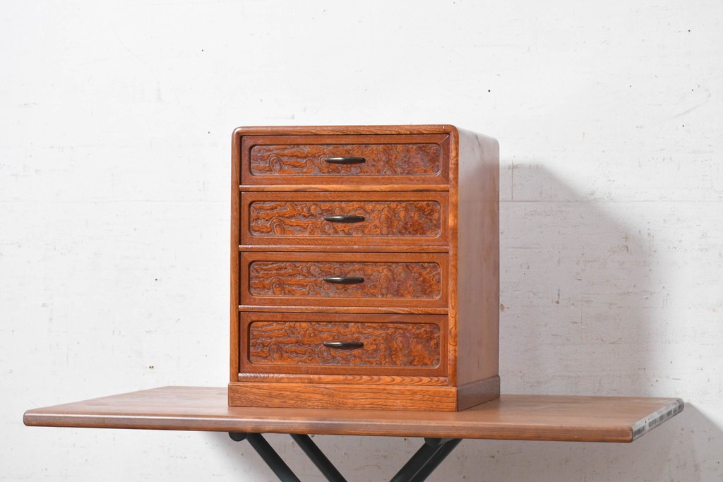中古　美品　職人手作り品　欅(ケヤキ)材　個性的な木目の表情が面白い4段の小引き出し　(R-091706)
