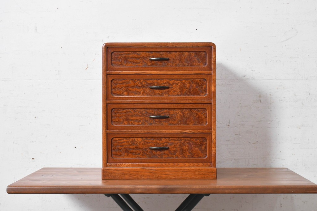 中古　美品　職人手作り品　欅(ケヤキ)材　個性的な木目の表情が面白い4段の小引き出し　(R-091706)