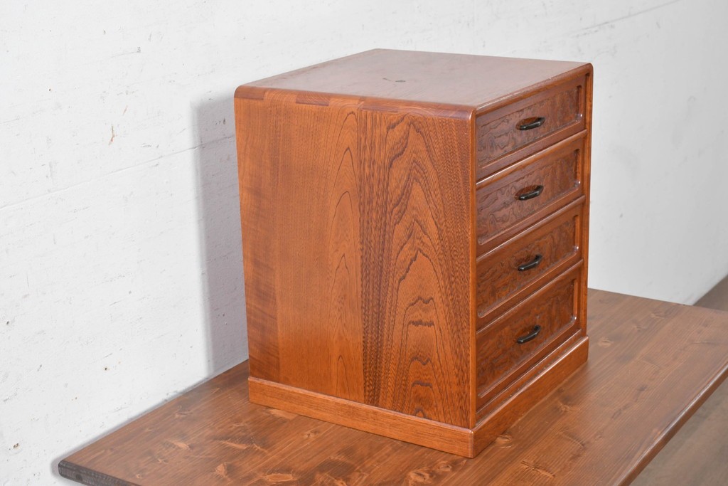 中古　美品　職人手作り品　欅(ケヤキ)材　個性的な木目の表情が面白い4段の小引き出し　(R-091706)