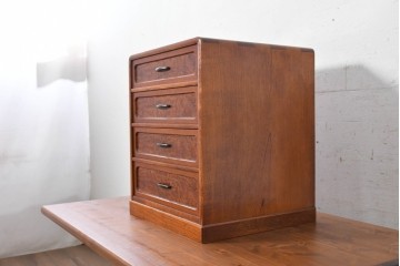 中古　美品　職人手作り品　欅(ケヤキ)材　個性的な木目の表情が面白い4段の小引き出し　(R-091706)
