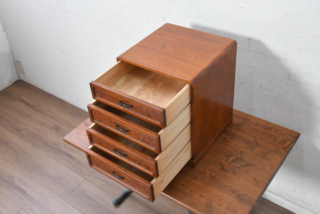 中古　美品　職人手作り品　欅(ケヤキ)材　個性的な木目の表情が面白い4段の小引き出し　(R-091706)