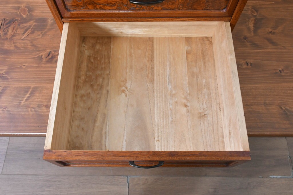 中古　美品　職人手作り品　欅(ケヤキ)材　個性的な木目の表情が面白い4段の小引き出し　(R-091706)