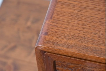中古　美品　職人手作り品　欅(ケヤキ)材　個性的な木目の表情が面白い4段の小引き出し　(R-091706)