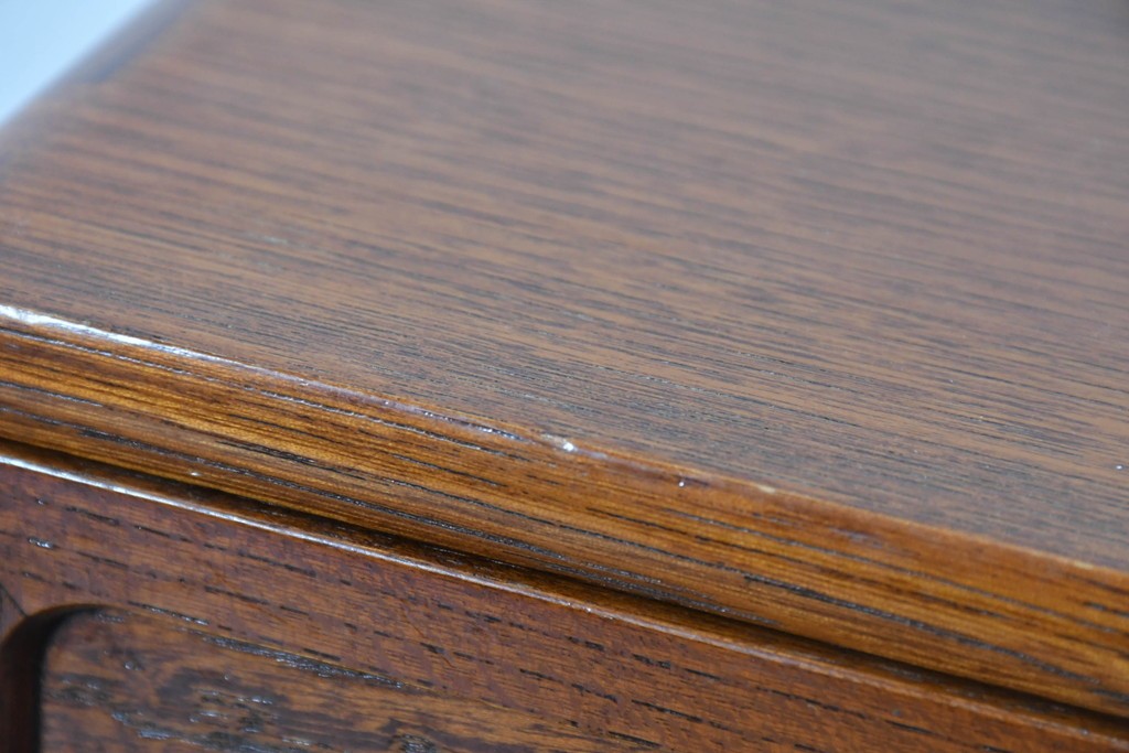 中古　美品　職人手作り品　欅(ケヤキ)材　個性的な木目の表情が面白い4段の小引き出し　(R-091706)