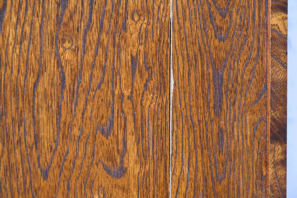 中古　美品　職人手作り品　欅(ケヤキ)材　個性的な木目の表情が面白い4段の小引き出し　(R-091706)