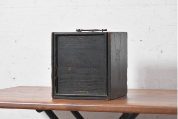 和製アンティーク　明治から大正期　漆塗り　落とし込み蓋付き　水の流れを思わせる透かし彫りが趣深い堤箪笥　(R-091707)