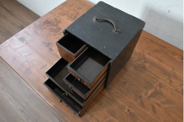 和製アンティーク　明治から大正期　漆塗り　落とし込み蓋付き　水の流れを思わせる透かし彫りが趣深い堤箪笥　(R-091707)
