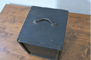 和製アンティーク　明治から大正期　漆塗り　落とし込み蓋付き　水の流れを思わせる透かし彫りが趣深い堤箪笥　(R-091707)