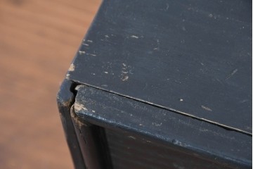 和製アンティーク　明治から大正期　漆塗り　落とし込み蓋付き　水の流れを思わせる透かし彫りが趣深い堤箪笥　(R-091707)