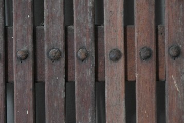 和製アンティーク建具　明治期から大正期　総欅材　格子入りの背の高い蔵戸1枚　(R-091712)