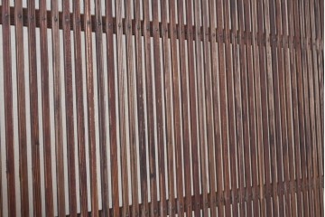 和製アンティーク建具　明治期から大正期　細かな縦格子と中央にガラスを備えた格子戸1枚　(R-091715)