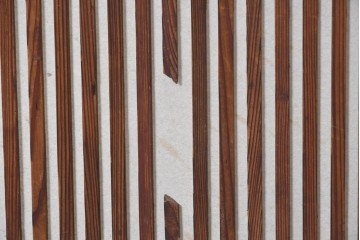 和製アンティーク建具　明治期から大正期　細かな縦格子と中央にガラスを備えた格子戸1枚　(R-091715)