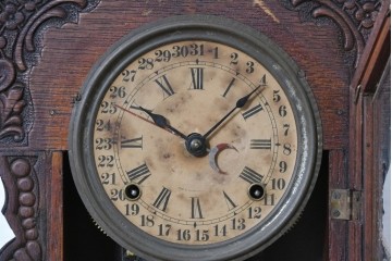 アメリカアンティーク　1890年から1900年頃　E. INGRAHAM&CO(イングラハム社)　GILA　華やかな彫刻が目を楽しませる置き時計　(R-091729)