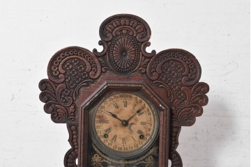 アメリカアンティーク　1890年から1900年頃　E. INGRAHAM&CO(イングラハム社)　GILA　華やかな彫刻が目を楽しませる置き時計　(R-091729)