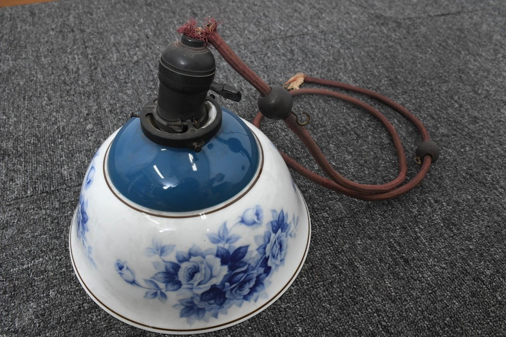 和製アンティーク　昭和初期から昭和中期　オールドノリタケ(NORITAKE)　ブルーローズ　青い薔薇が華やかなペンダントライト　(R-091737)