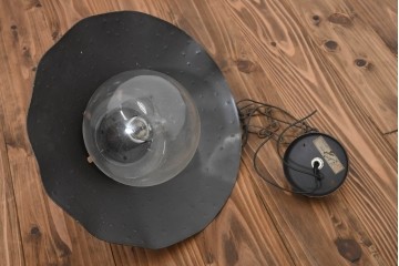 和製ヴィンテージ　アイアンシェードの波打つフォルムが印象的なペンダントライト　(R-091748)