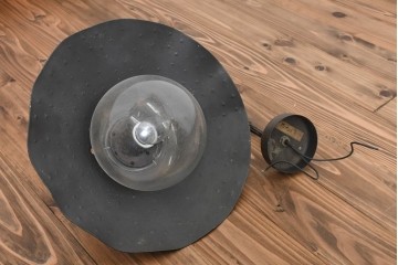 和製ヴィンテージ　アイアンシェードの波打つフォルムが印象的なペンダントライト　(R-091749)