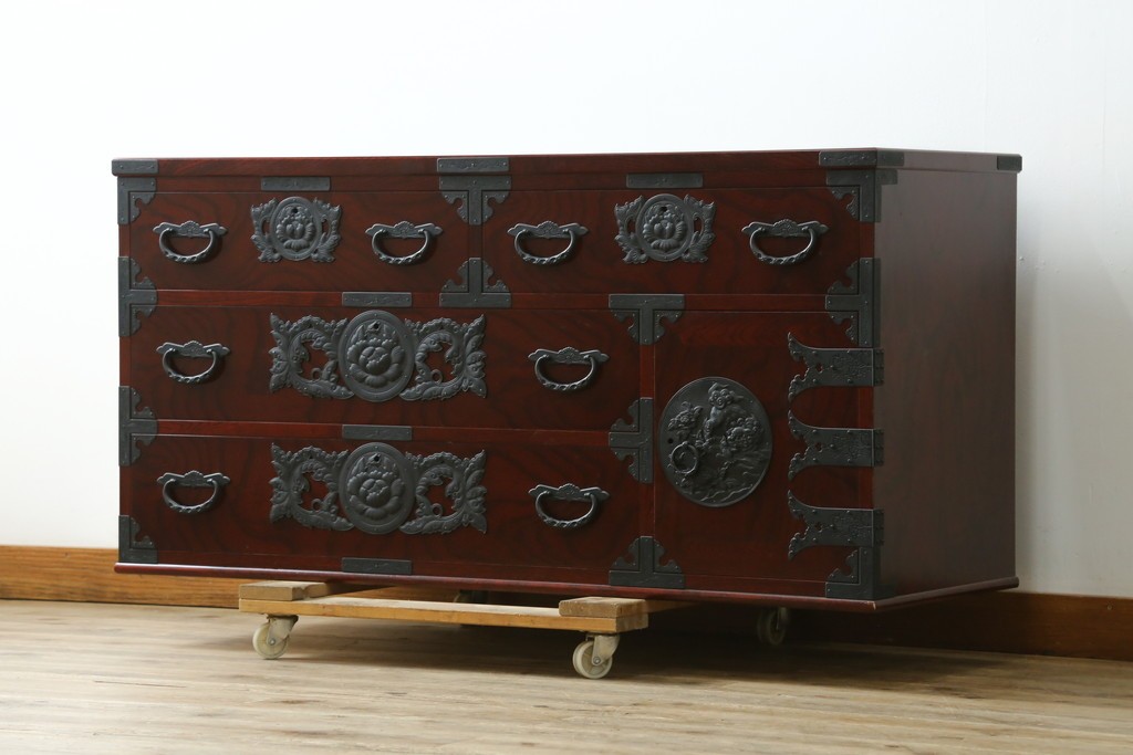 中古　美品　田中家具　二本松欅箪笥　欅(ケヤキ)材・会津桐材　唐獅子牡丹金具が豪華な和の趣溢れるローチェスト　(R-091767)