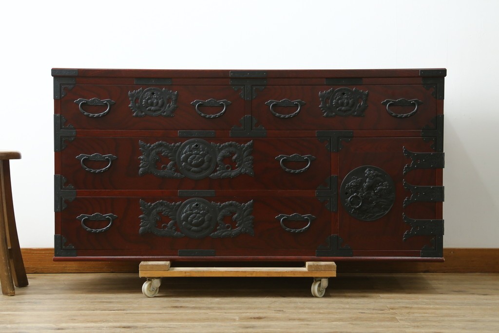 中古　美品　田中家具　二本松欅箪笥　欅(ケヤキ)材・会津桐材　唐獅子牡丹金具が豪華な和の趣溢れるローチェスト　(R-091767)