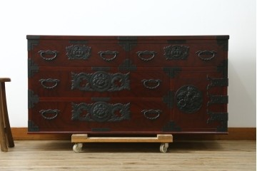 中古　美品　田中家具　二本松欅箪笥　欅(ケヤキ)材・会津桐材　唐獅子牡丹金具が豪華な和の趣溢れるローチェスト　(R-091767)