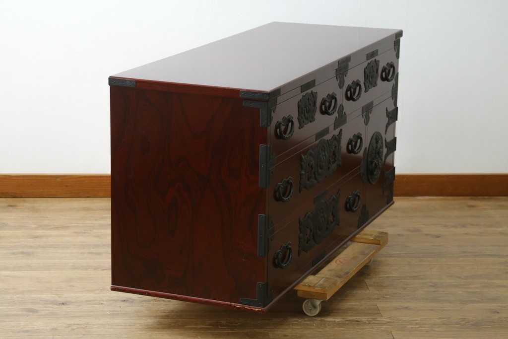 中古　美品　田中家具　二本松欅箪笥　欅(ケヤキ)材・会津桐材　唐獅子牡丹金具が豪華な和の趣溢れるローチェスト　(R-091767)