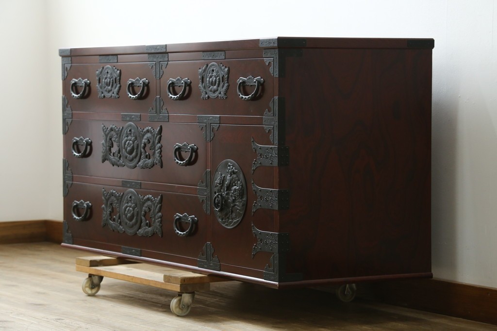 中古　美品　田中家具　二本松欅箪笥　欅(ケヤキ)材・会津桐材　唐獅子牡丹金具が豪華な和の趣溢れるローチェスト　(R-091767)