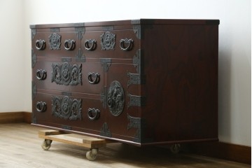 中古　美品　田中家具　二本松欅箪笥　欅(ケヤキ)材・会津桐材　唐獅子牡丹金具が豪華な和の趣溢れるローチェスト　(R-091767)