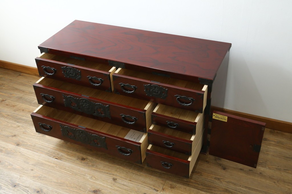 中古　美品　田中家具　二本松欅箪笥　欅(ケヤキ)材・会津桐材　唐獅子牡丹金具が豪華な和の趣溢れるローチェスト　(R-091767)