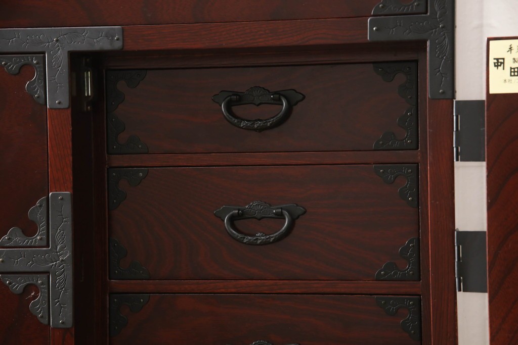 中古　美品　田中家具　二本松欅箪笥　欅(ケヤキ)材・会津桐材　唐獅子牡丹金具が豪華な和の趣溢れるローチェスト　(R-091767)