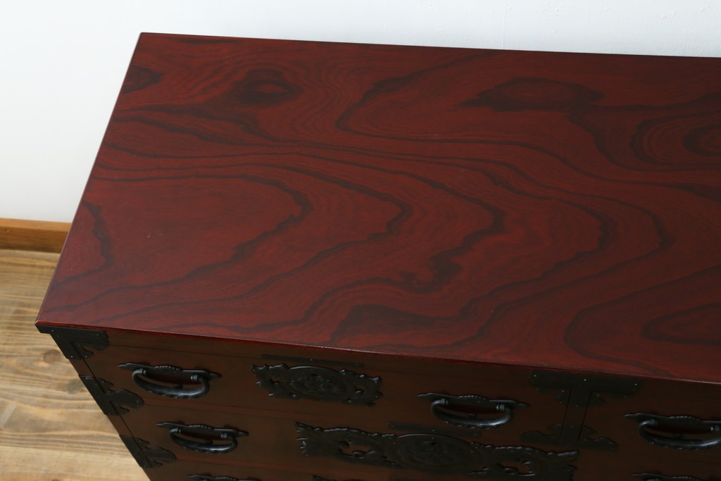 中古　美品　田中家具　二本松欅箪笥　欅(ケヤキ)材・会津桐材　唐獅子牡丹金具が豪華な和の趣溢れるローチェスト　(R-091767)