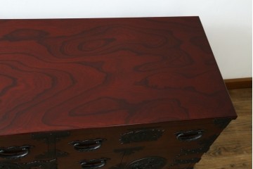 中古　美品　田中家具　二本松欅箪笥　欅(ケヤキ)材・会津桐材　唐獅子牡丹金具が豪華な和の趣溢れるローチェスト　(R-091767)