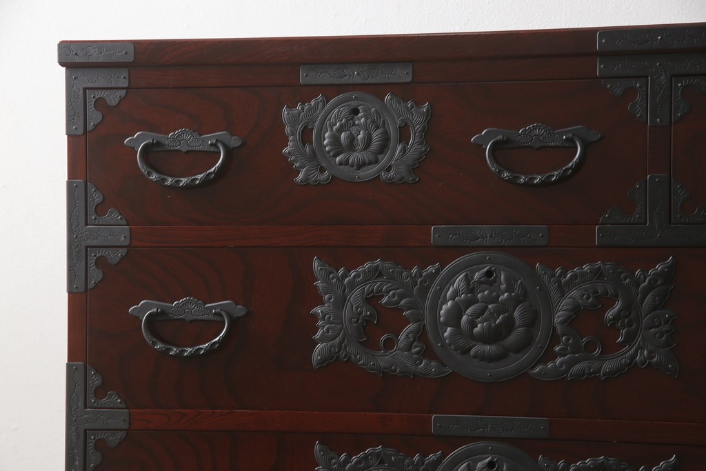 中古　美品　田中家具　二本松欅箪笥　欅(ケヤキ)材・会津桐材　唐獅子牡丹金具が豪華な和の趣溢れるローチェスト　(R-091767)