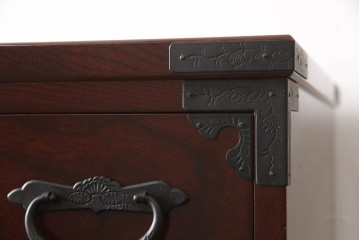 中古　美品　田中家具　二本松欅箪笥　欅(ケヤキ)材・会津桐材　唐獅子牡丹金具が豪華な和の趣溢れるローチェスト　(R-091767)