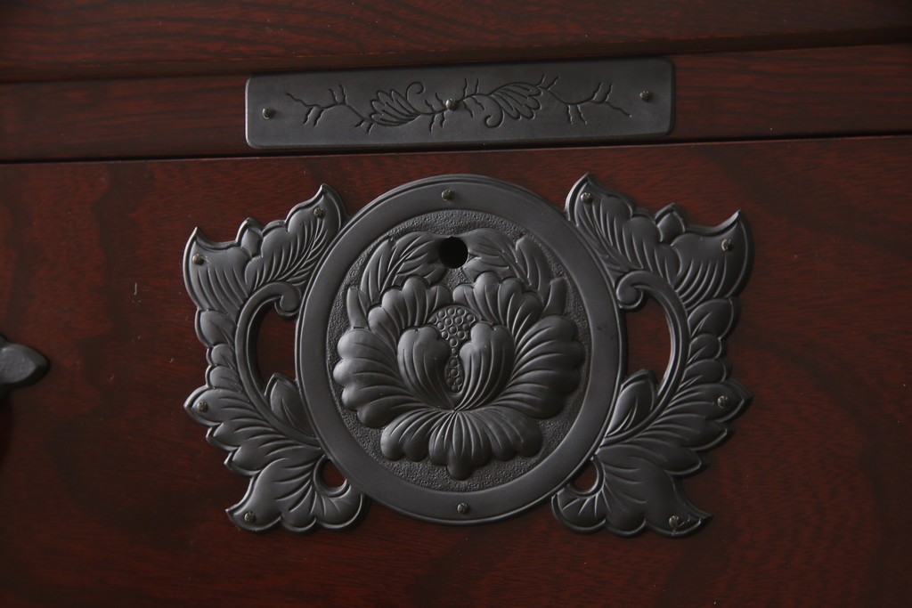 中古　美品　田中家具　二本松欅箪笥　欅(ケヤキ)材・会津桐材　唐獅子牡丹金具が豪華な和の趣溢れるローチェスト　(R-091767)