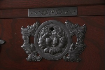 中古　美品　田中家具　二本松欅箪笥　欅(ケヤキ)材・会津桐材　唐獅子牡丹金具が豪華な和の趣溢れるローチェスト　(R-091767)